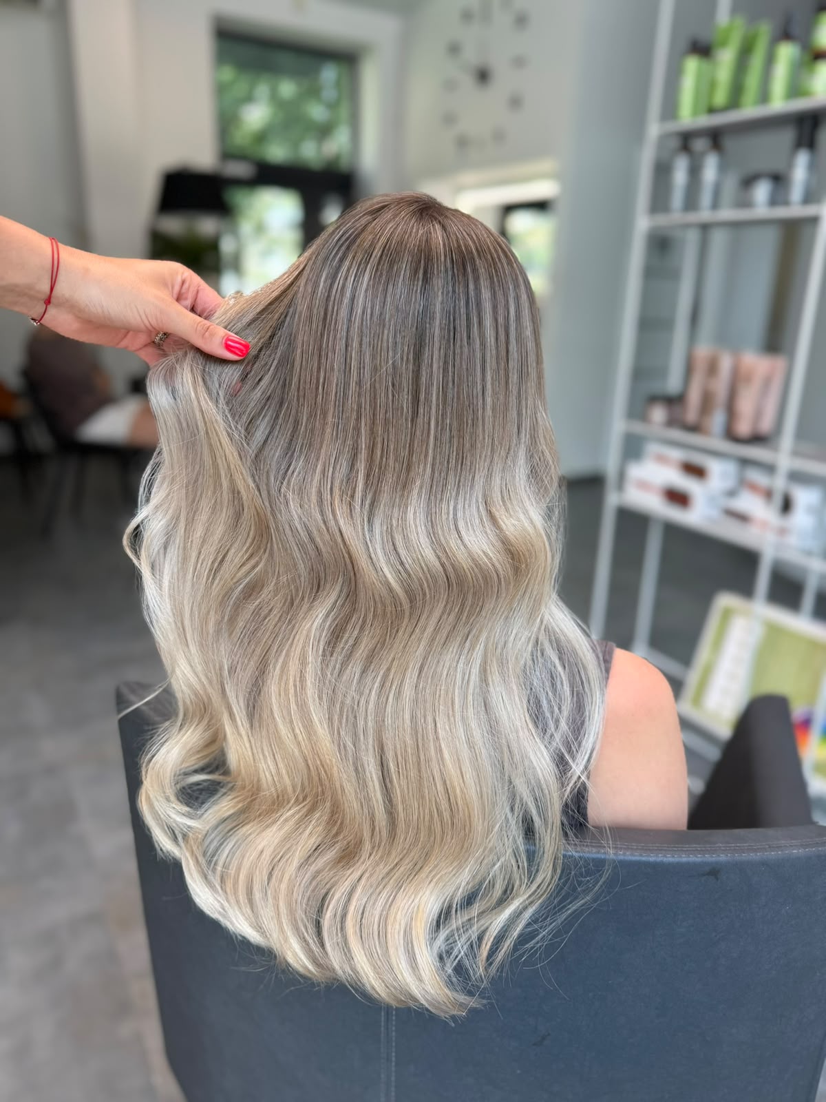 Blond balayage su banguotu stiliumi